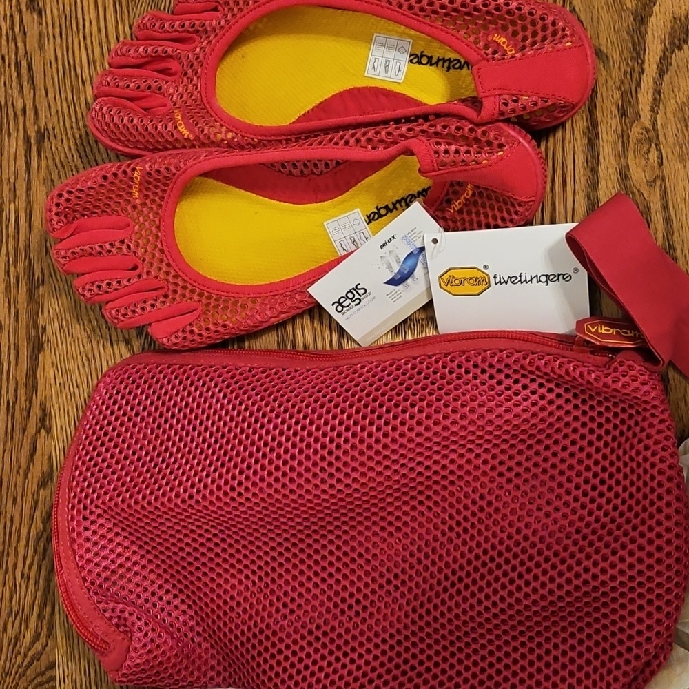NWT Vibram Fivefingers Dark Pink